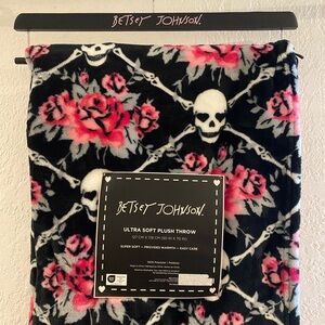 Betsey Johnson 🖤 Black and Pink 🩷 Skull Rose Throw 🌹☠️
